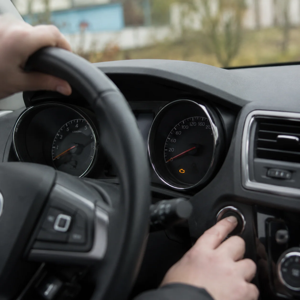 Kierowca uruchamia samochód, a na desce świeci żółta kontrolka check engine