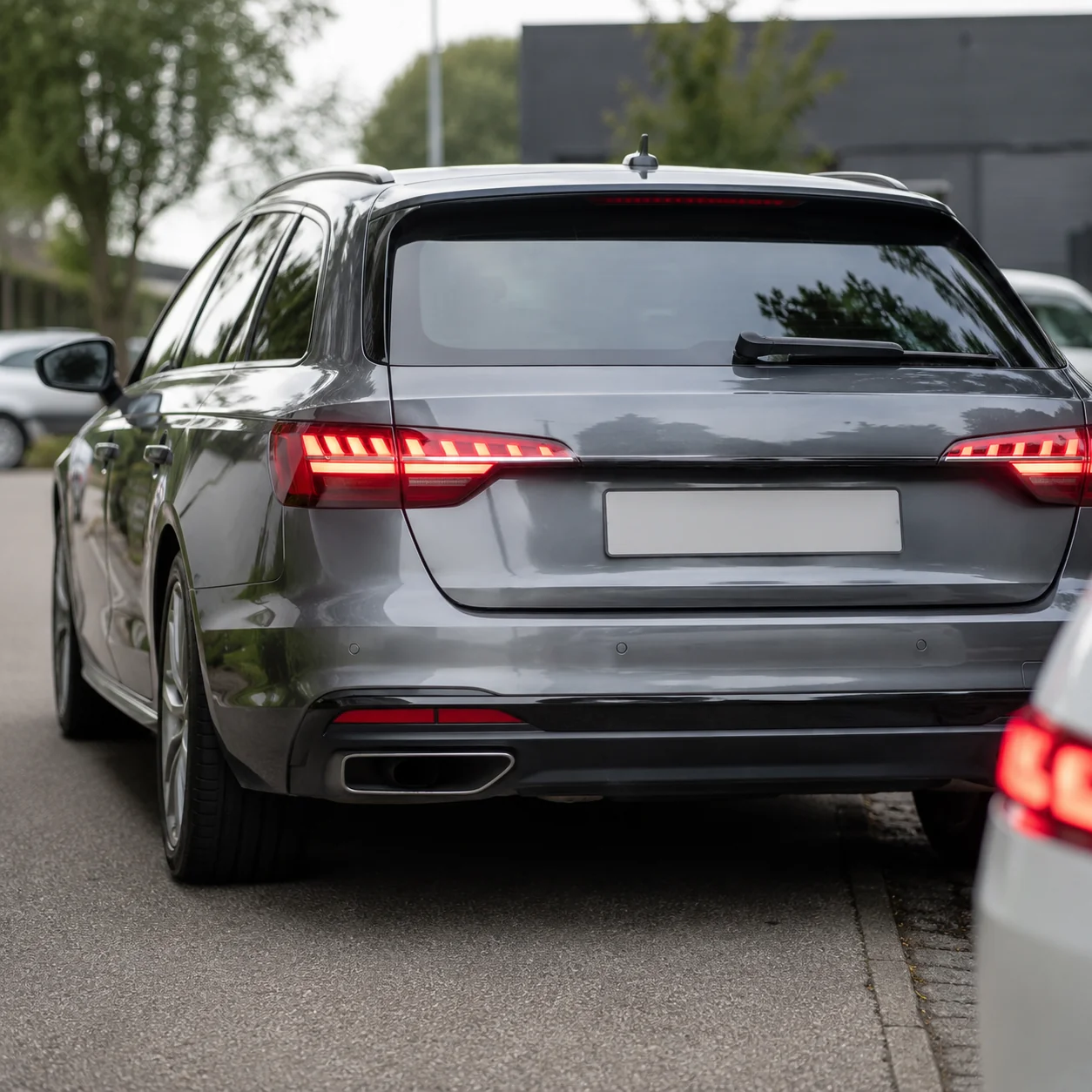 Samochód cofający na parkingu z czujnikami parkowania w tylnym zderzaku