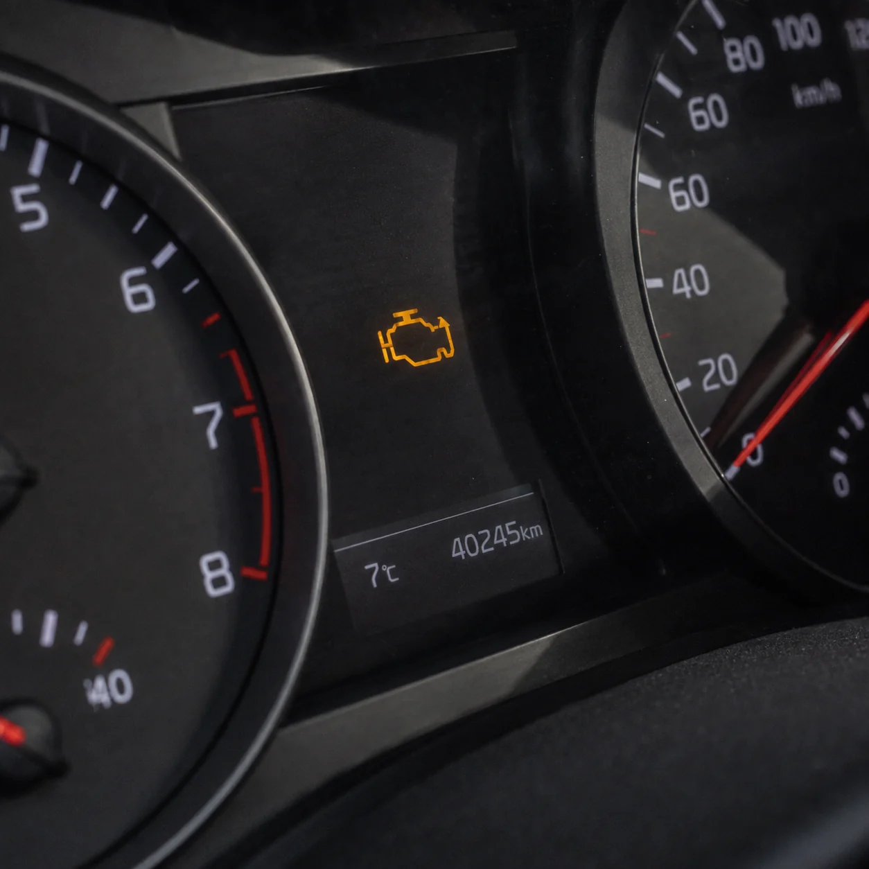 Zapalone pomarańczowe światło check engine na liczniku samochodu