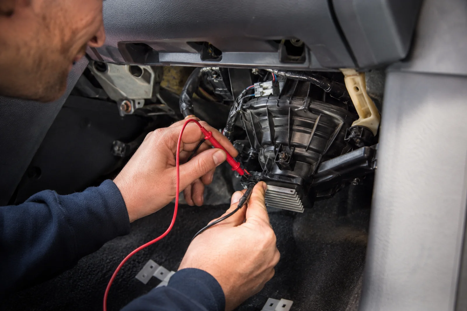 Mechanik sprawdza rezystor dmuchawy, gdy wentylator nawiewu działa tylko na jednym biegu